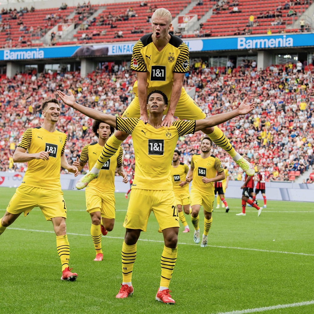 Haaland bay cao khi mừng bàn ấn định thắng lợi 4-3 cho Dortmund