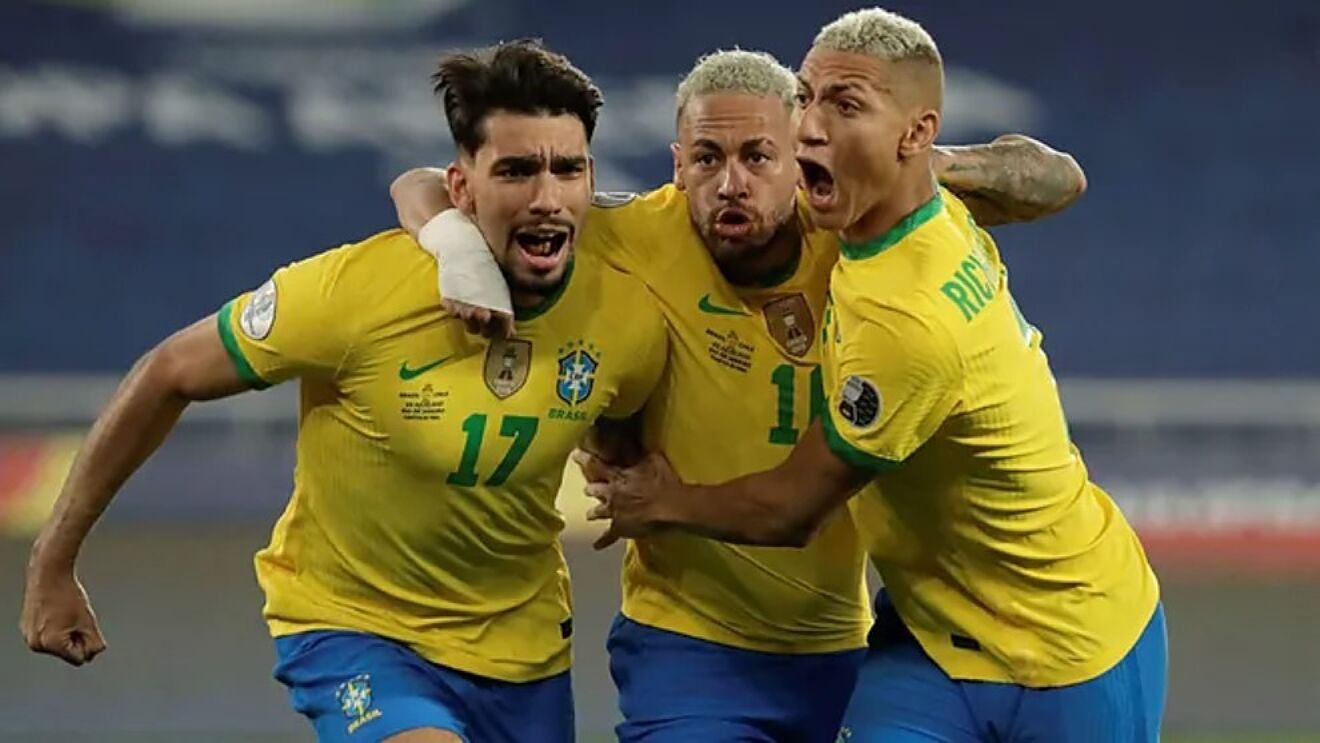 Đội tuyển brazil ăn mừng bàn thắng từ hiệp 2