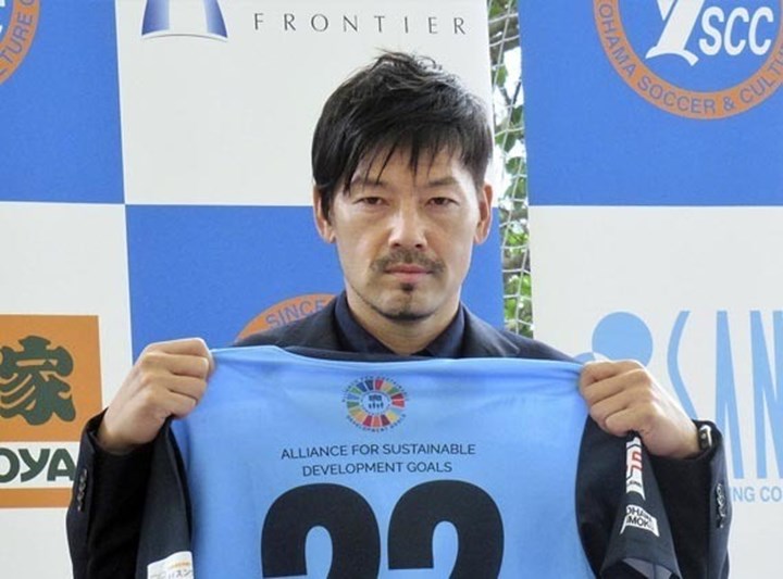 Matsui ra mắt trong màu áo của đội futsal YSCC Yokohama