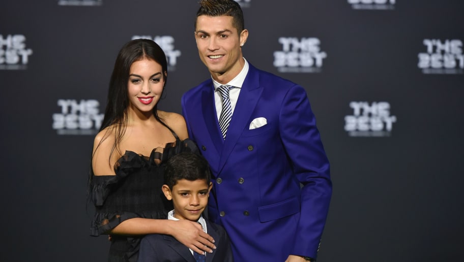 Gia đình của Ronaldo sau khi anh chuyển đến Manchester