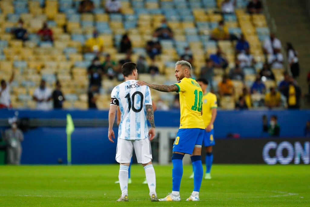 Trận đấu căng thẳng của 2 cầu thủ nổi tiếng thế giới Neymar và Messi