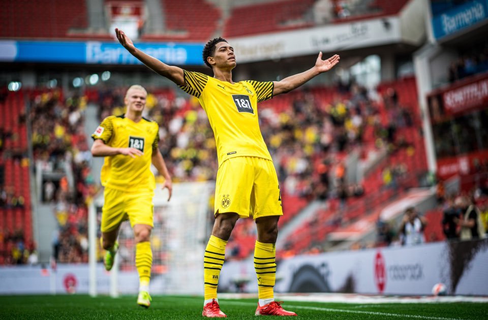 Cầu thủ Dortmund “ăn miếng trả miếng” cùng cổ động viên Leverkusen