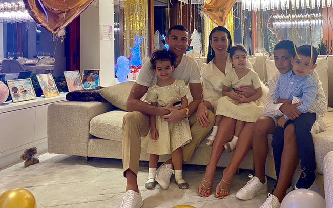Gia đình Ronaldo tìm trường cho con sau khi chuyển nhà
