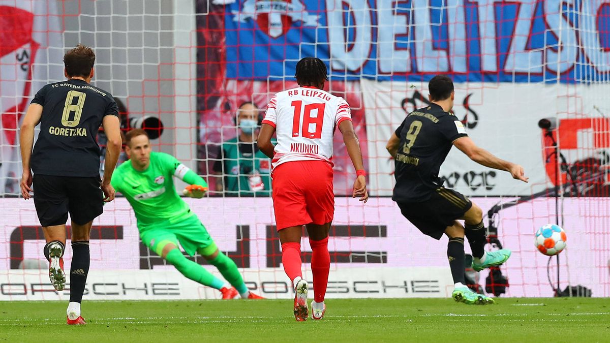Lewandowski lập công bằng tình huống sút penalty thành công